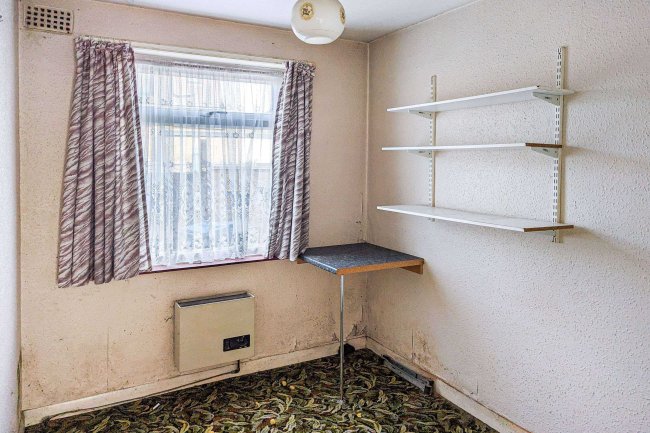 15 Glen Road, Chessington, Surrey, KT9 1HD 10