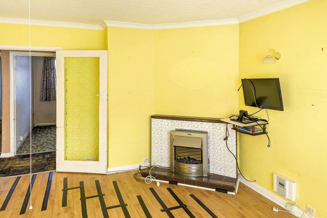 15 Glen Road, Chessington, Surrey, KT9 1HD 10