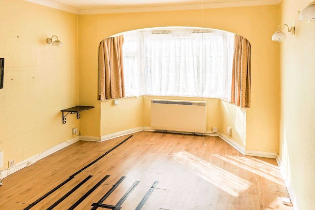 15 Glen Road, Chessington, Surrey, KT9 1HD 10