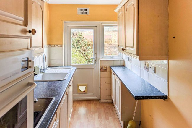 15 Glen Road, Chessington, Surrey, KT9 1HD 10