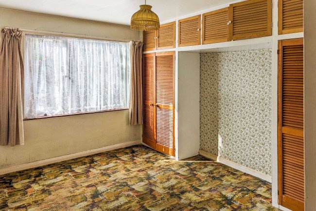 15 Glen Road, Chessington, Surrey, KT9 1HD 10