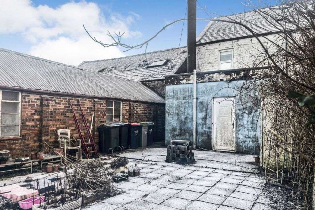 5 Carlingwark Street, Castle Douglas, Scotland DG7 1DW 2