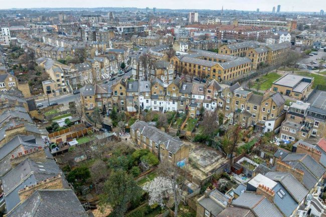 44 St Marks Rise, Hackney, London E8 2NL 2