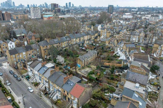 44 St Marks Rise, Hackney, London E8 2NL 2