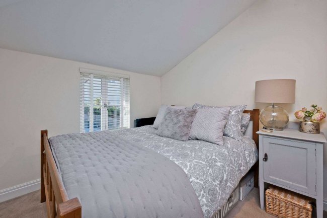 5 Dawes Court, Esher, Surrey KT10 9QD 9