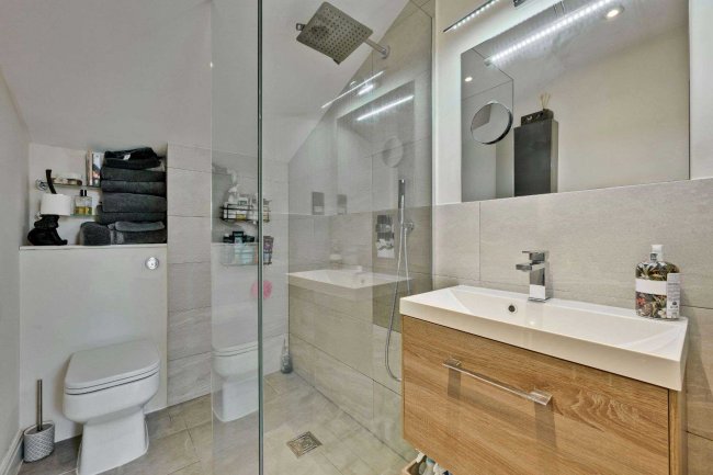 5 Dawes Court, Esher, Surrey KT10 9QD 9