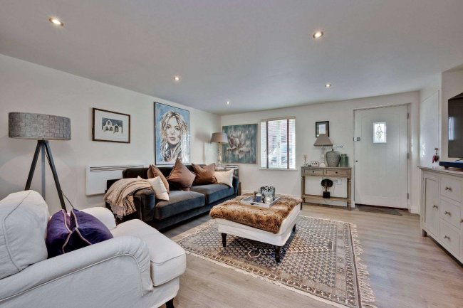 5 Dawes Court, Esher, Surrey KT10 9QD 9