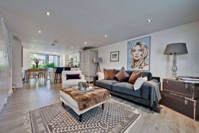 5 Dawes Court, Esher, Surrey KT10 9QD 9