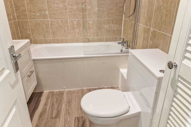 Portfolio of Four Flats in 17 Rosendale Road, London SE21 8DS 8