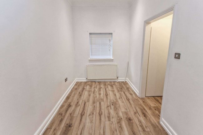 Portfolio of Four Flats in 17 Rosendale Road, London SE21 8DS 8