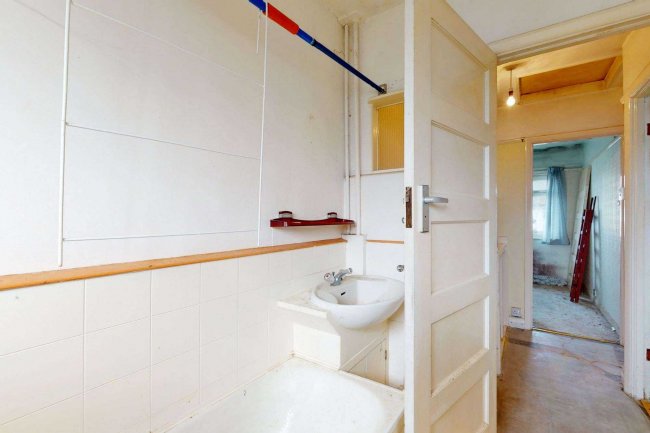 39 Gaston Way, Shepperton TW17 8EZ  6