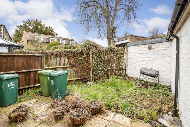 122 Church Street, Staines, Surrey TW18 4ZB 10