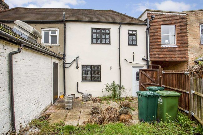 122 Church Street, Staines, Surrey TW18 4ZB 10