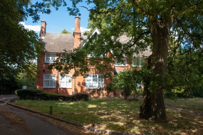 8 The Drive, Countesthorpe, Leicester, LE8 5PB 4