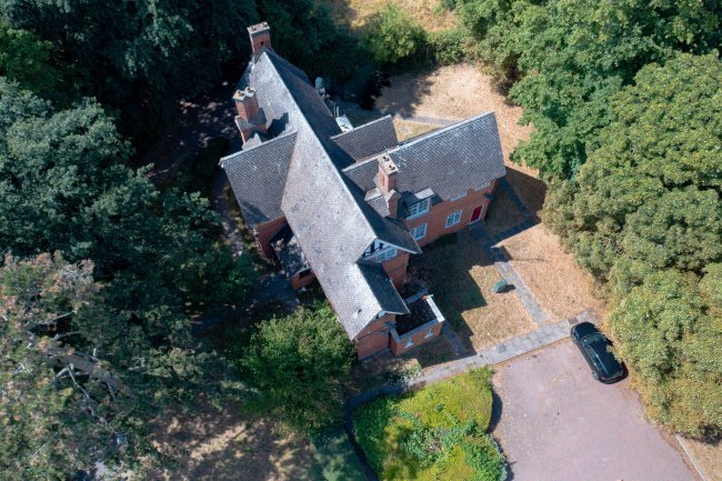 8 The Drive, Countesthorpe, Leicester, LE8 5PB 4