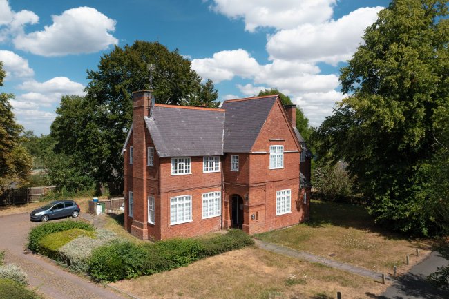 9 The Drive, Countesthorpe, Leicester, LE8 5PB 5