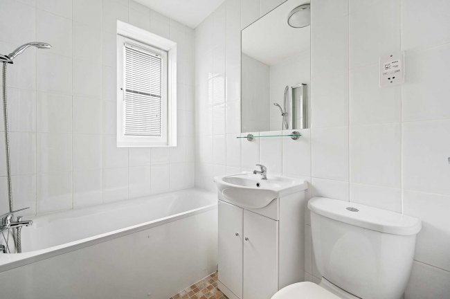 13 Cygnet House, 83 -99 Belsize Road, London NW6 4AR 4