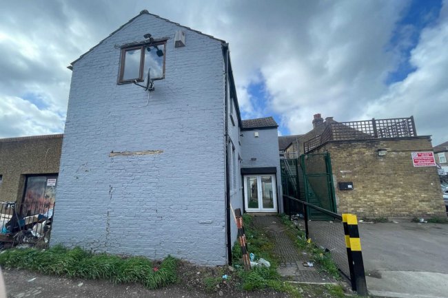 The Coach House to the rear of 237 Bexley Road, Erith, Kent, DA8 3EX 8