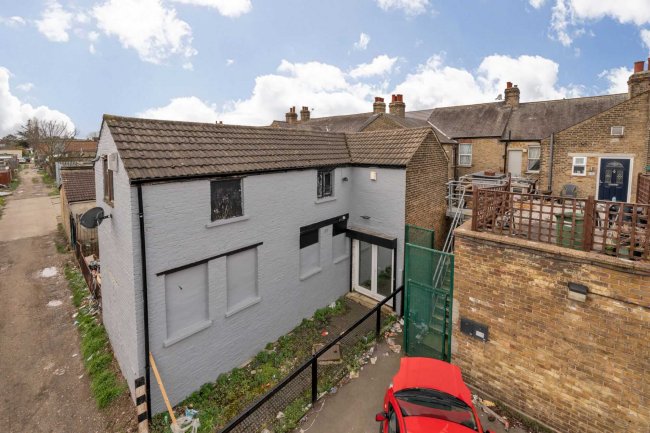 The Coach House to the rear of 237 Bexley Road, Erith, Kent, DA8 3EX 8