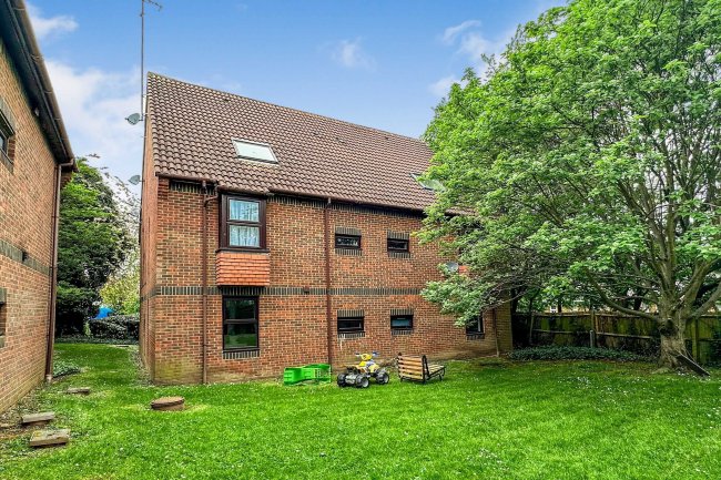 9 Alexander Close, Barnet, Hertfordshire, EN4 9PW 4