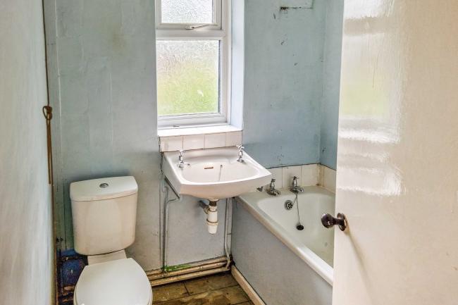 22 Huntwick Avenue, Featherstone, Pontefract, West Yorkshire WF7 5JE 8