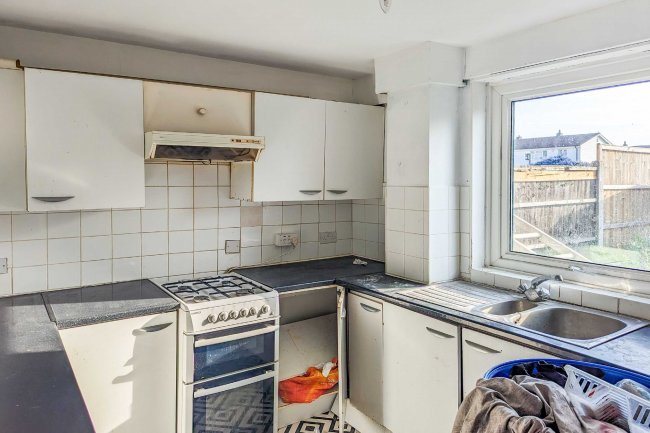 13 Boleyn Gardens, Dagenham, Essex, RM10 9TU 6