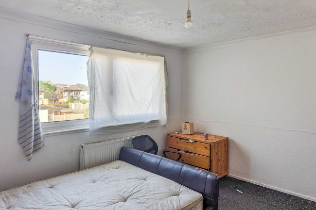 13 Boleyn Gardens, Dagenham, Essex, RM10 9TU 6