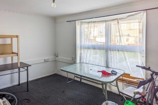 13 Boleyn Gardens, Dagenham, Essex, RM10 9TU 6