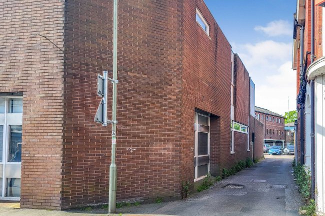 105 Victoria Road, Horley, RH6 7AX 9