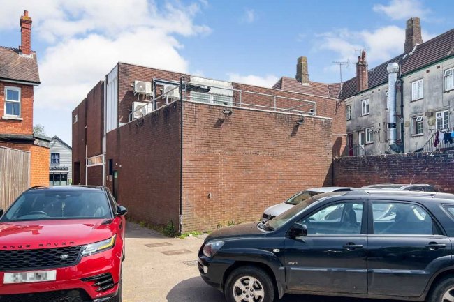 105 Victoria Road, Horley, RH6 7AX 9