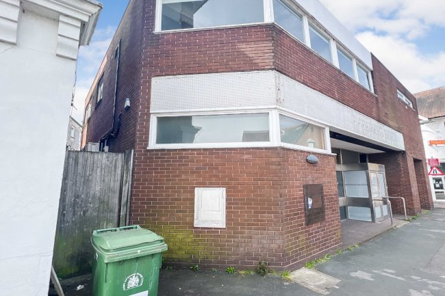 105 Victoria Road, Horley, RH6 7AX 9