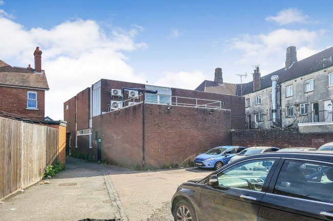 105 Victoria Road, Horley, RH6 7AX 9