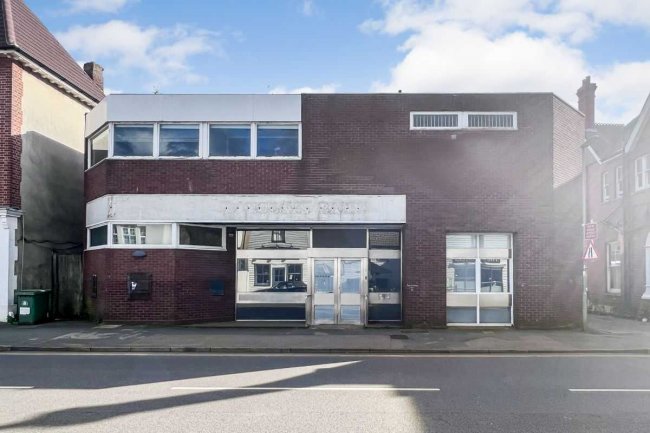 105 Victoria Road, Horley, RH6 7AX 9