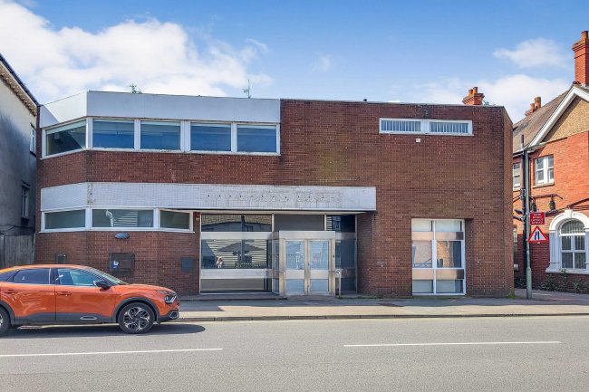 105 Victoria Road, Horley, RH6 7AX 9