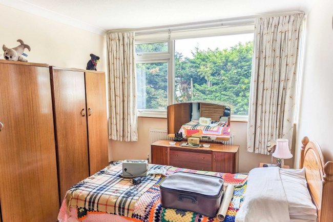 8 Valley Court, Cavendish Avenue, Woodford Green, Essex, IG8 9DB 3