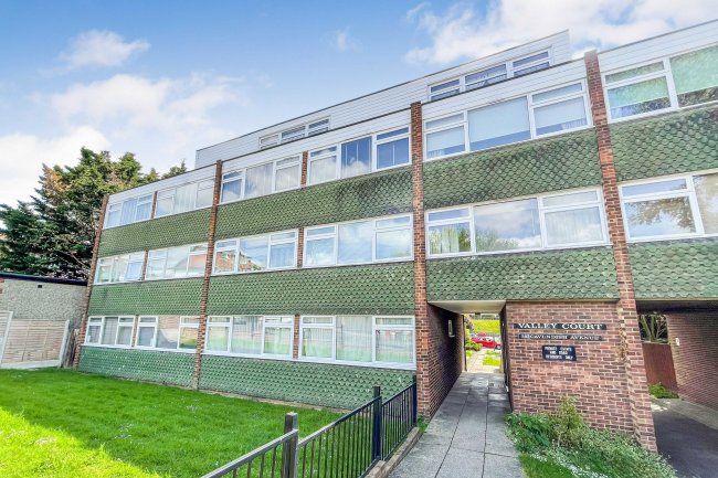 8 Valley Court, Cavendish Avenue, Woodford Green, Essex, IG8 9DB 3