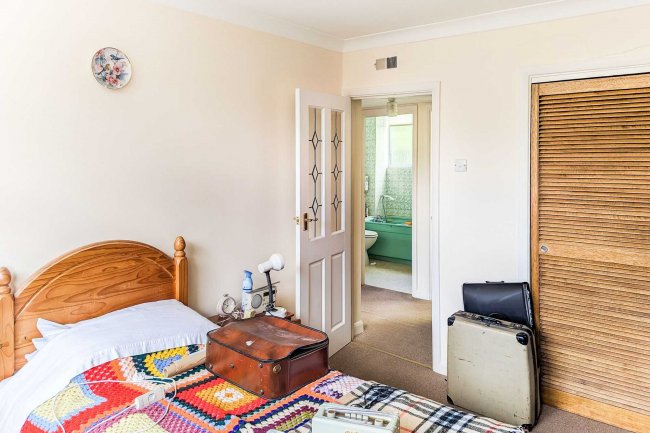 8 Valley Court, Cavendish Avenue, Woodford Green, Essex, IG8 9DB 3