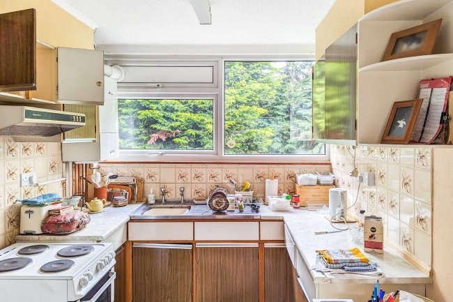 8 Valley Court, Cavendish Avenue, Woodford Green, Essex, IG8 9DB 3