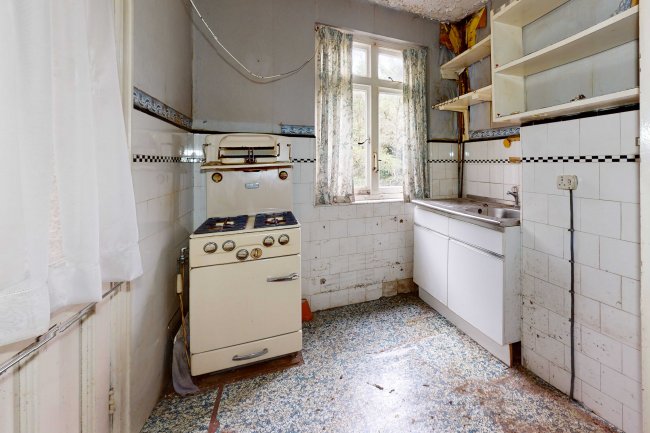 11 The Brandries, Wallington, Surrey, SM6 7NA 6