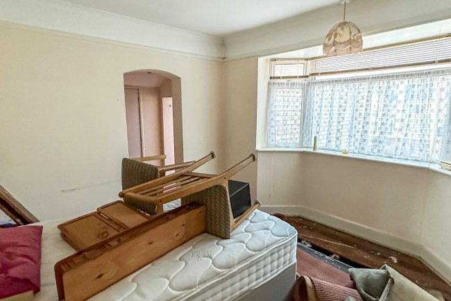 3 The Ridgeway, Walton-On-Thames, Surrey, KT12 1BH 6