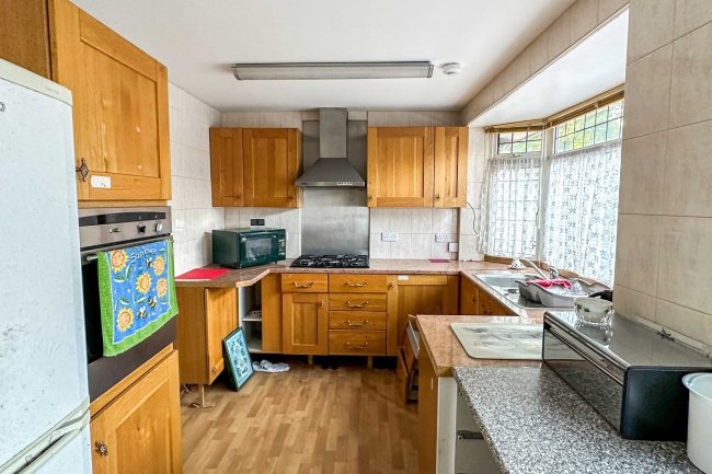 3 The Ridgeway, Walton-On-Thames, Surrey, KT12 1BH 6