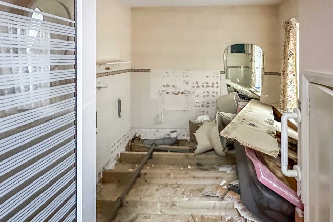 3 The Ridgeway, Walton-On-Thames, Surrey, KT12 1BH 6