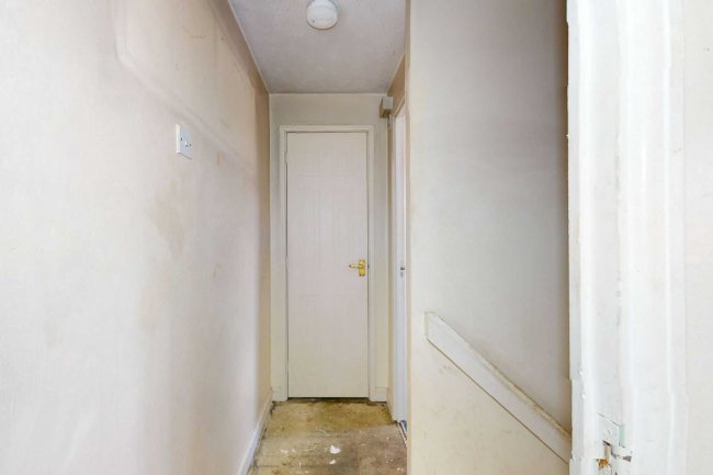 6 Whitmore Avenue, Romford, Essex, RM3 0WY 8