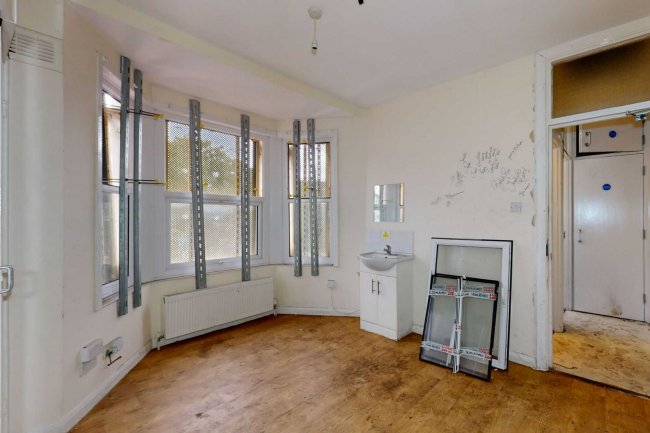 131 Northbrook Road, Illford, Essex, IG1 3BE 8