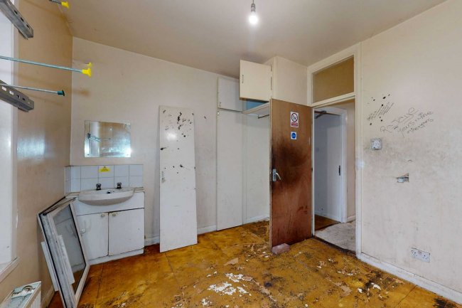 131 Northbrook Road, Illford, Essex, IG1 3BE 8