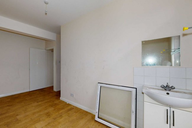 131 Northbrook Road, Illford, Essex, IG1 3BE 8