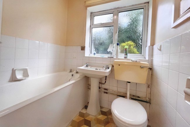 15 Beech Grove, Addlestone, Surrey, KT15 1QQ 8