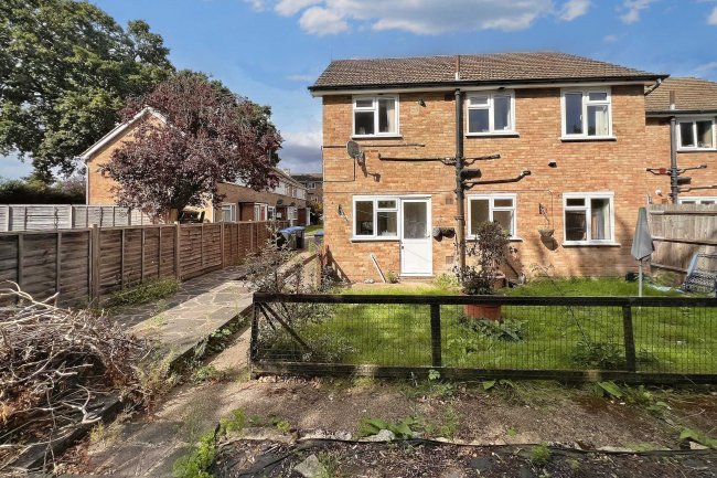 15 Beech Grove, Addlestone, Surrey, KT15 1QQ 8