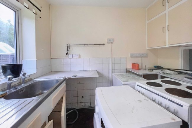 15 Beech Grove, Addlestone, Surrey, KT15 1QQ 8