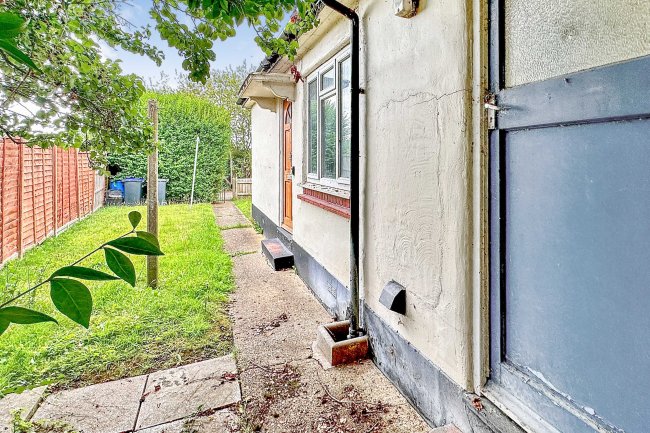 11 Marina Way, Iver, SL0 9JR 2